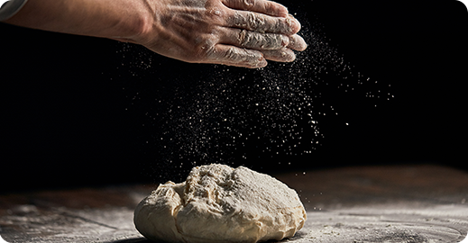 건강한 빵을 정성껏 제조하고 있는 사진